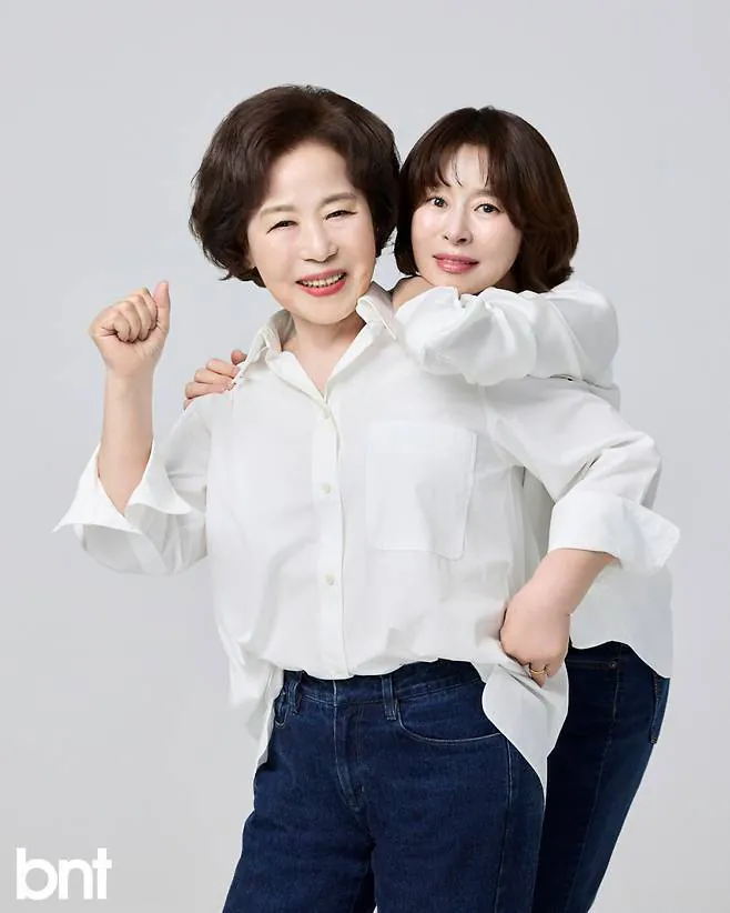 112.jpeg 배우 예지원 91세 어머니와 화보촬영